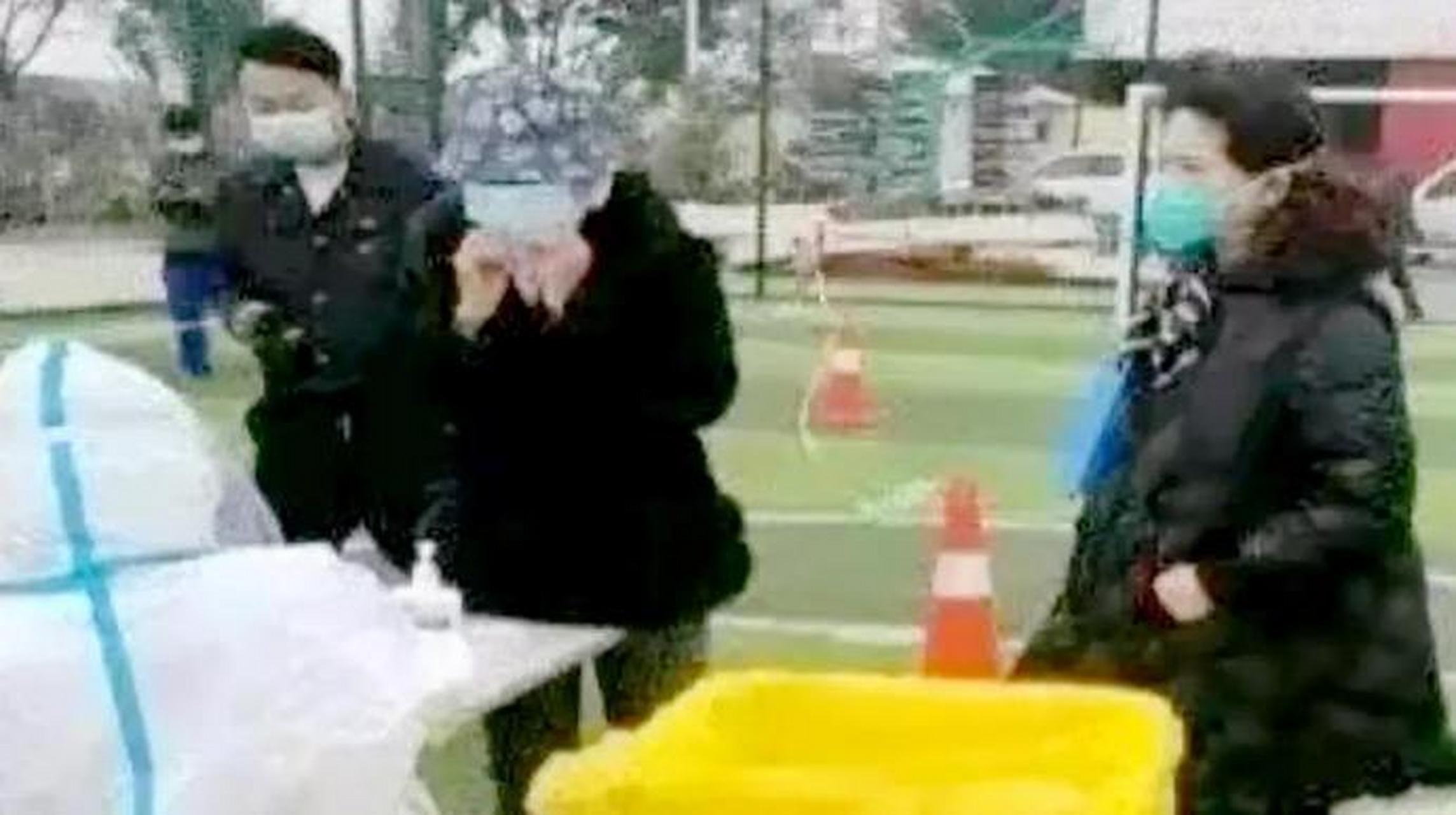 呼和浩特市的疫情/呼和浩特市疫情期间因穿戴奢侈品的女政府人员
