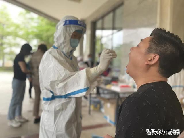 【男子与失踪8年儿子在同城市测核酸，儿子失踪八年家人意外发现打防疫】